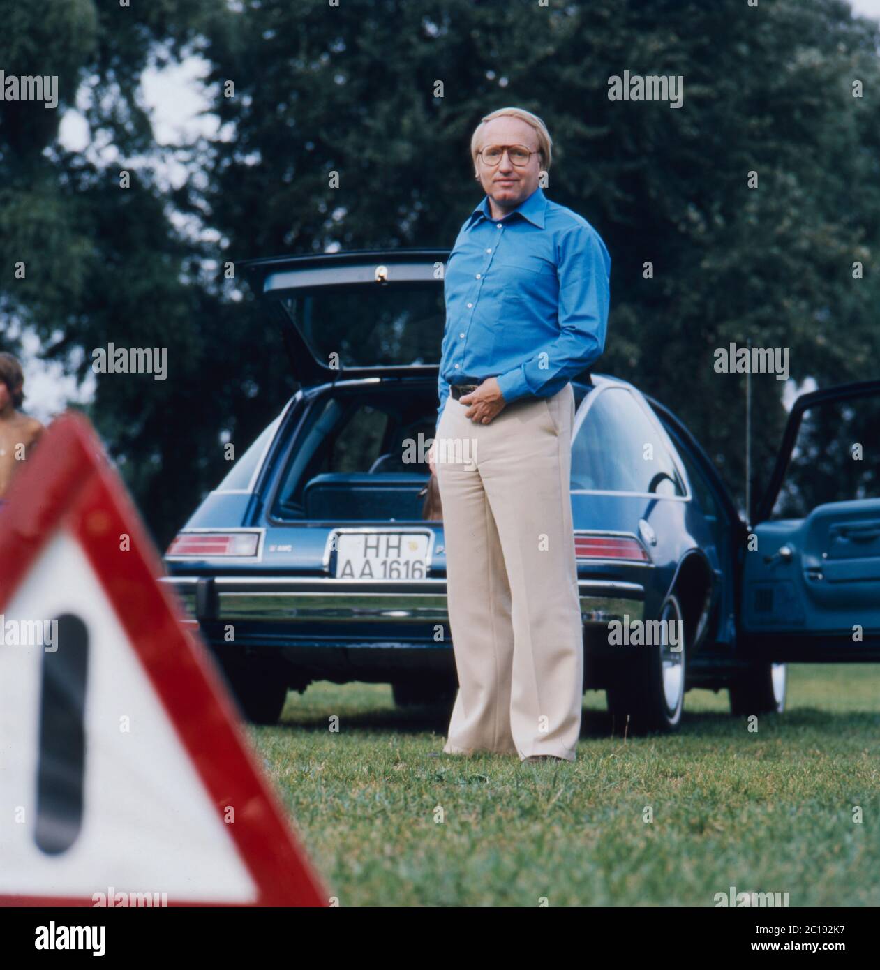 Werner Veigel, deutscher Nachrichtensprecher und Radiomoderator, mit seinem AMC Pacer in Hamburg, Deutschland säte 1970er Jahre. Werner Veigel mit seinem AMC Pacer Auto in Hamburg, Ende der 70er Jahre. Stockfoto