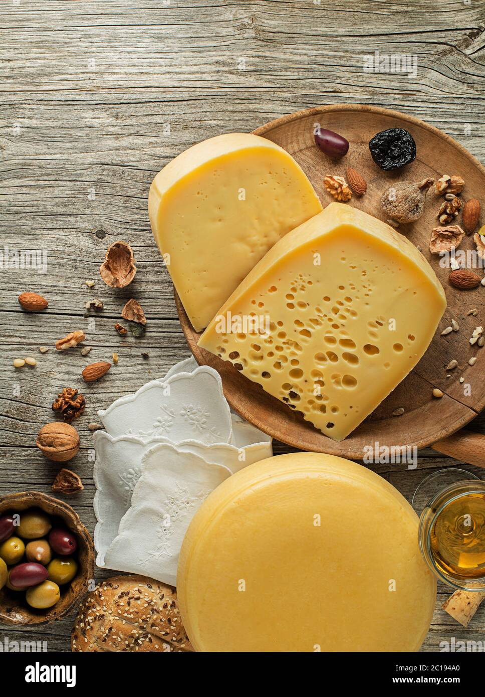 Auswahl an Käse, Wein, Nüssen und Früchten auf einem Holztisch. Draufsicht. Freier Speicherplatz für Text. Stockfoto