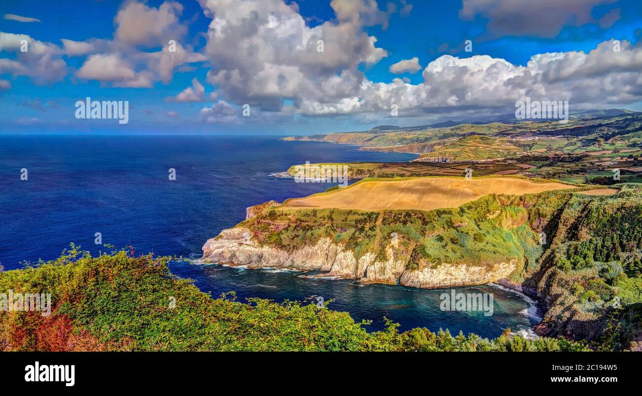 Panoramablick auf die Küste der Insel Sao Miguel vom Aussichtspunkt Santa Iria. Azoren. Portugal Stockfoto