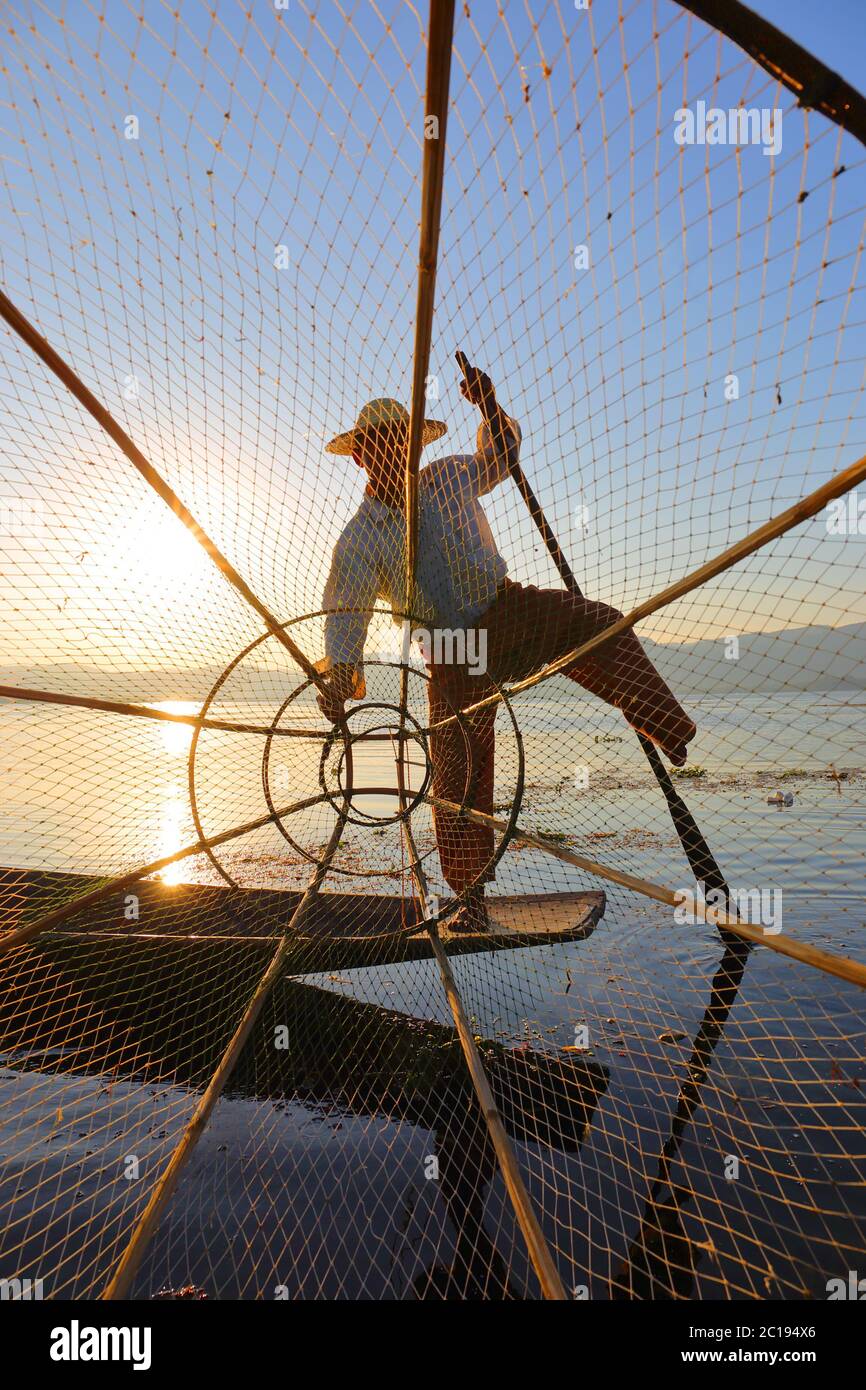 Fischer Silhouette mit net am Inle See Stockfoto
