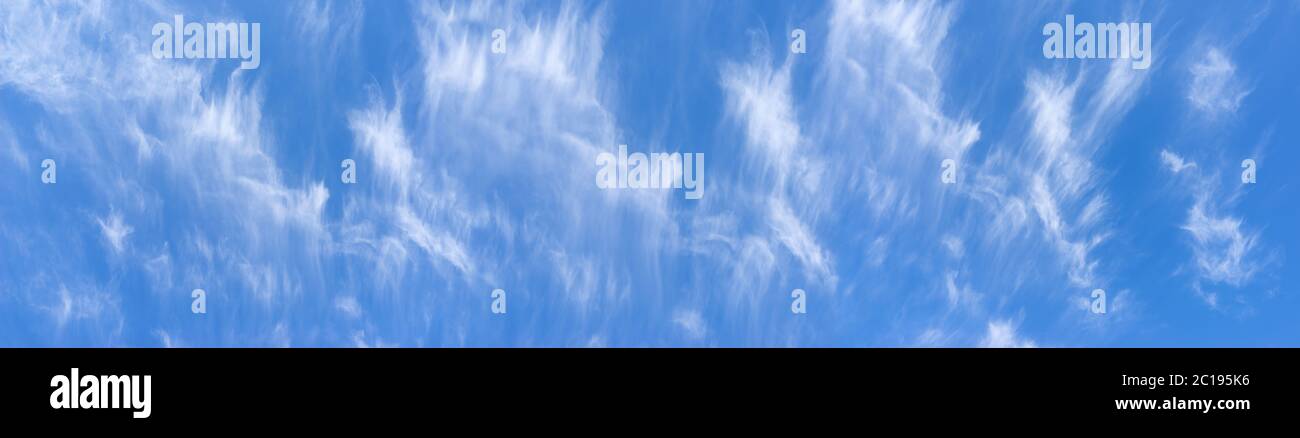 Cirrus Wolken in den blauen Himmel - Panorama-Detail Stockfoto