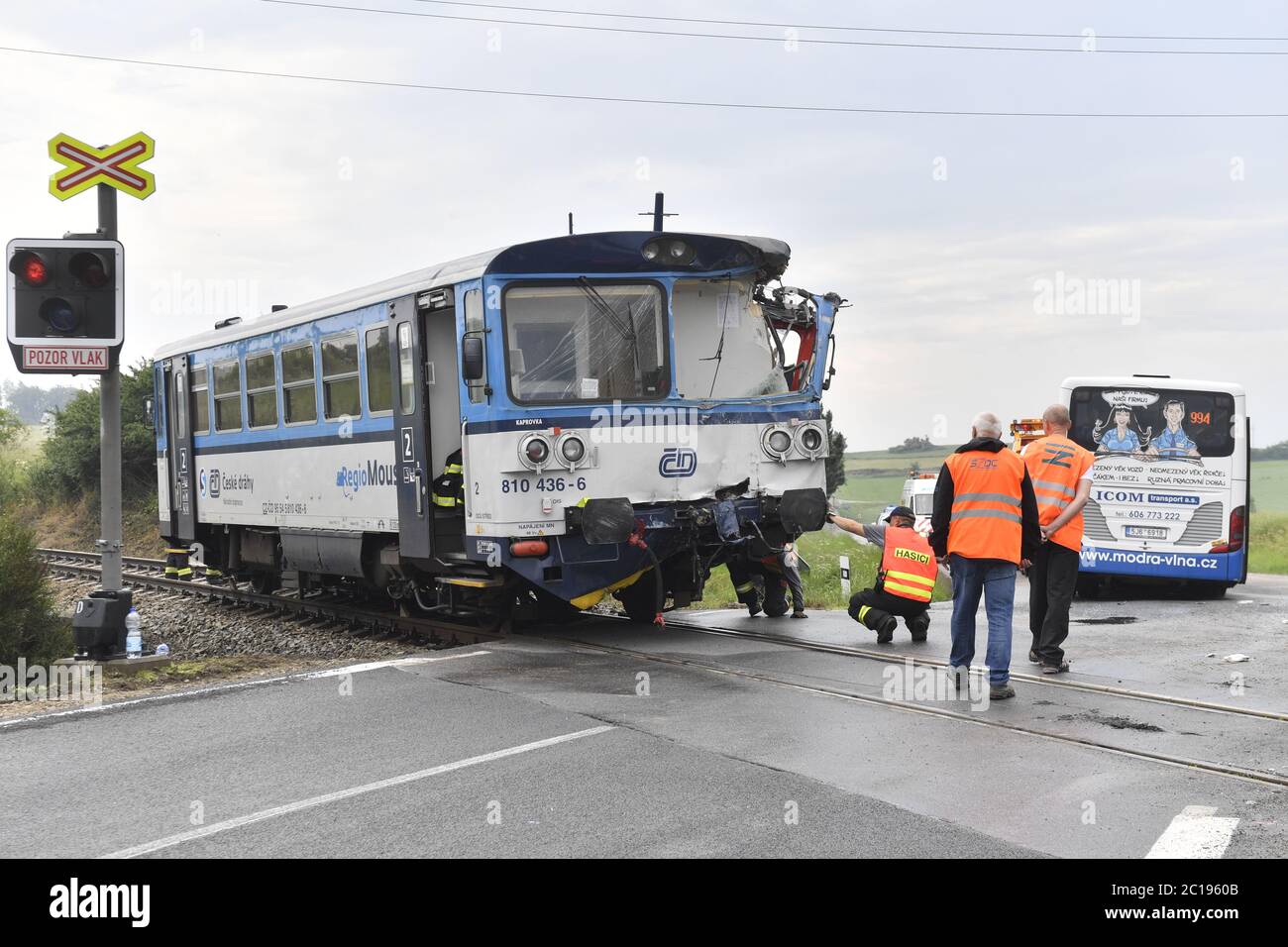 Struharov, Tschechische Republik. Juni 2020. Zehn Menschen sind bei der Kollision des Busses mit dem Personenzug auf dem Bahnübergang bei Struharov, Mittelböhmen, Tschechische Republik, am Sonntag, 14. Juni 2020 verletzt worden. Kredit: VIT Simanek/CTK Foto/Alamy Live Nachrichten Stockfoto