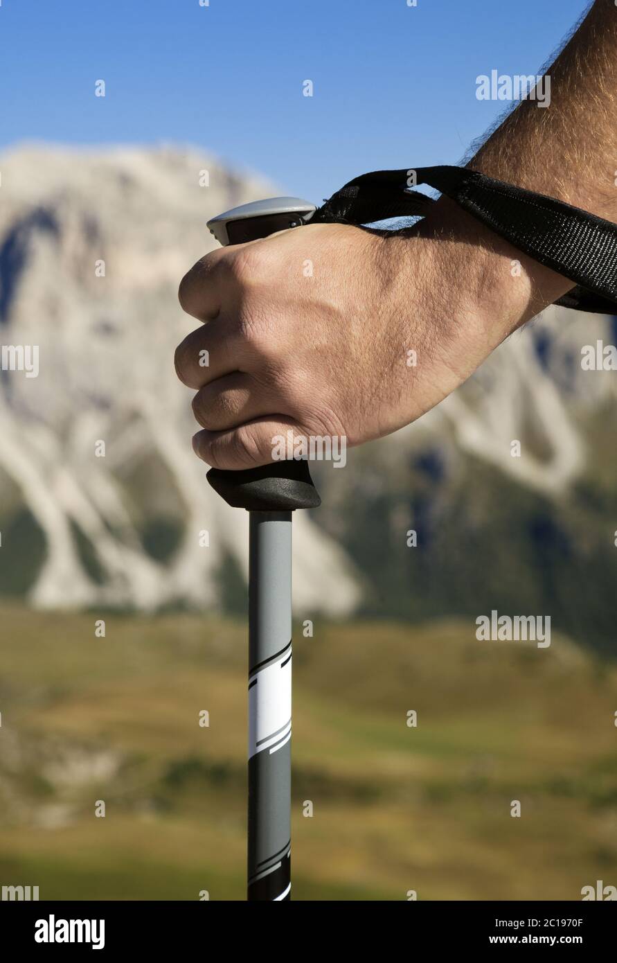 Nahaufnahme einer Hand mit Gehstock Stockfoto