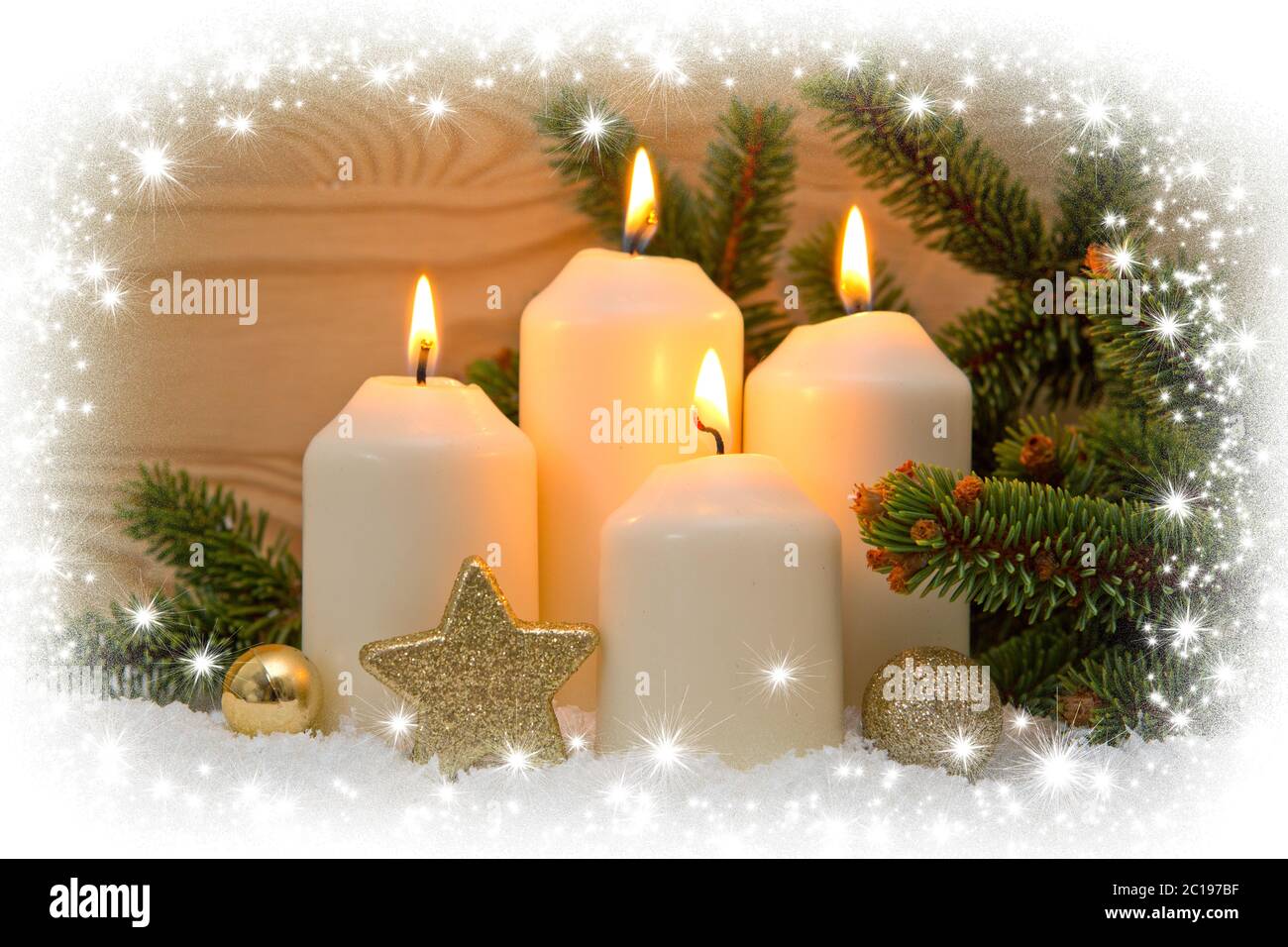 Vier brennende Adventskerzen und Schnee. Stockfoto