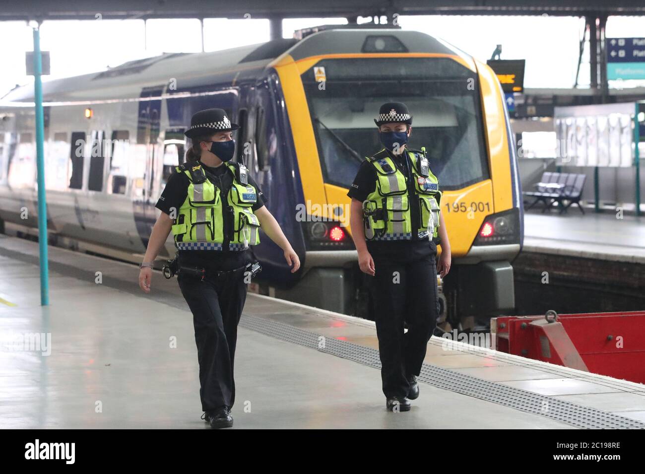 Polizeibeamte mit Gesichtsmasken am Bahnhof von Leeds, da Gesichtsbedeckungen für öffentliche Verkehrsmittel in England obligatorisch werden, da während der Coronavirus-Pandemie weitere Sperrbeschränkungen aufgehoben werden. Stockfoto