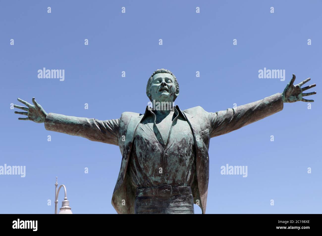 Bronzestatue, die dem italienischen Sänger Domenico Modugno auf der Promenade von Polignano a Mare, Apulien, Italien gewidmet ist Stockfoto