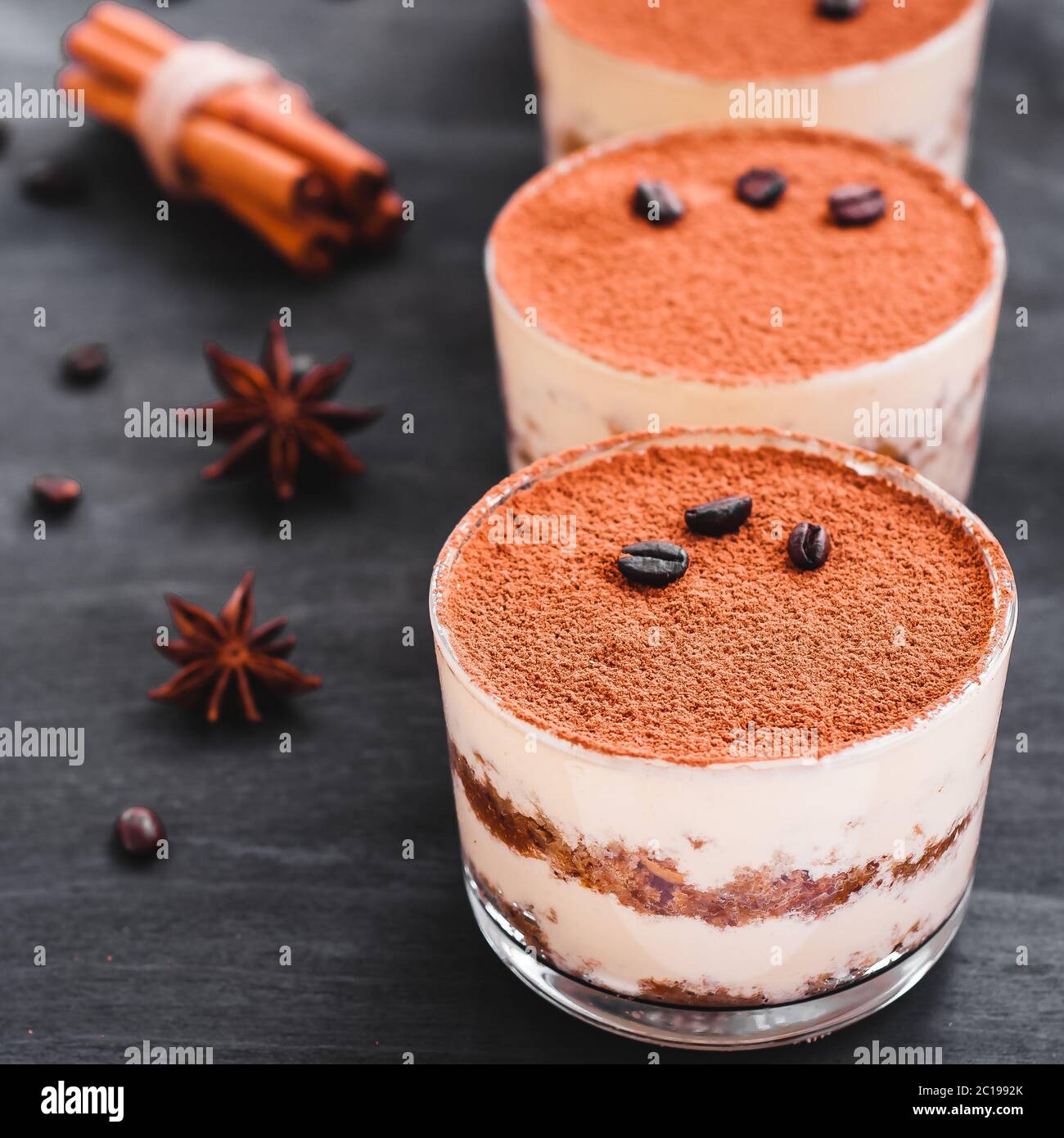 Glas mit cremiger Tiramisu und Lady Finger gefüllt Stockfoto