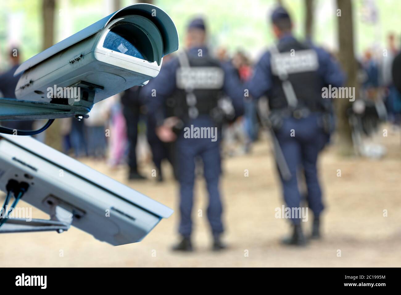 Überwachungskamera oder Überwachungssystem mit Militär auf unscharferem Hintergrund Stockfoto