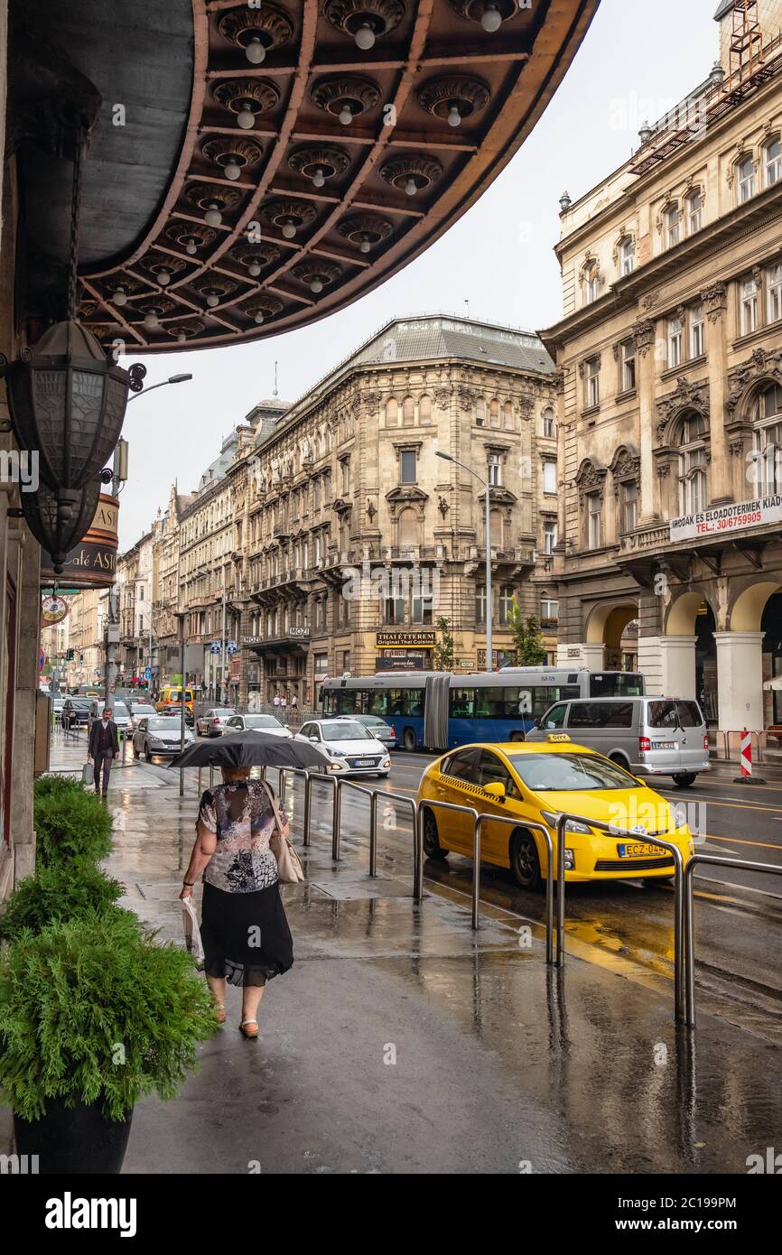 Budapest, Ungarn - 25. August 2019: Straßenszene am Regentag in Budapest. Wunderschöne ungarische klassische Architektur. Stockfoto