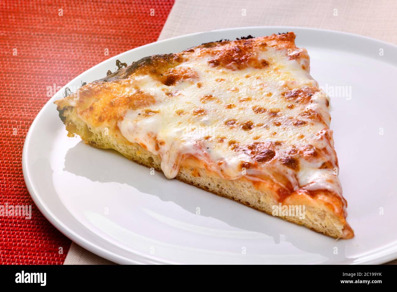 Ein Stück traditionelle italienische Pizza Margherita auf einem Teller mit Tomaten und geschmolzenem Mozzarella-Käse in einer Nahaufnahme aus dem hohen Winkel Stockfoto