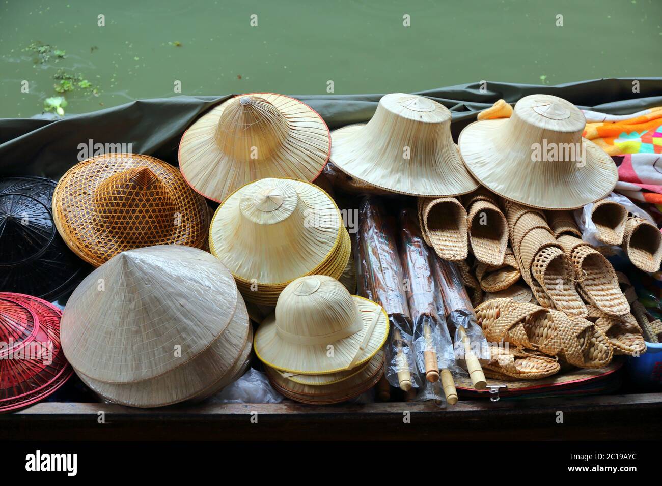 Boot mit Hüte auf schwimmenden Markt in Bangkok. Stockfoto