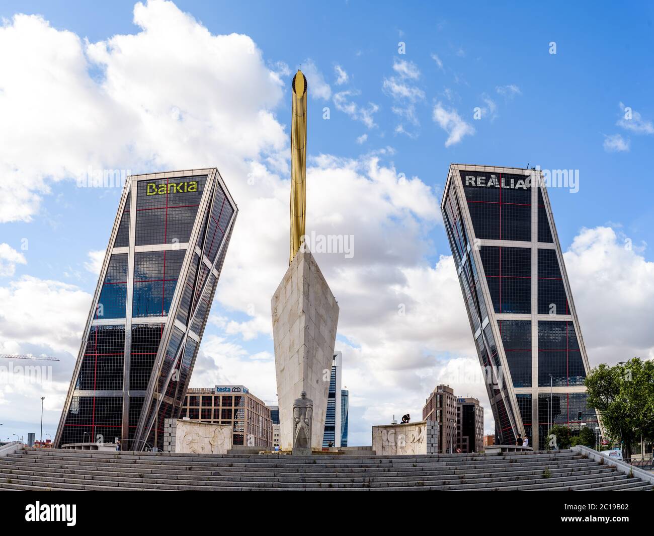 Madrid, Spanien - 12. Juni 2020: Plaza de Castilla mit Obelisk und Calvo Sotelo-Denkmal gegen KIO schiefe Wolkenkratzer Stockfoto