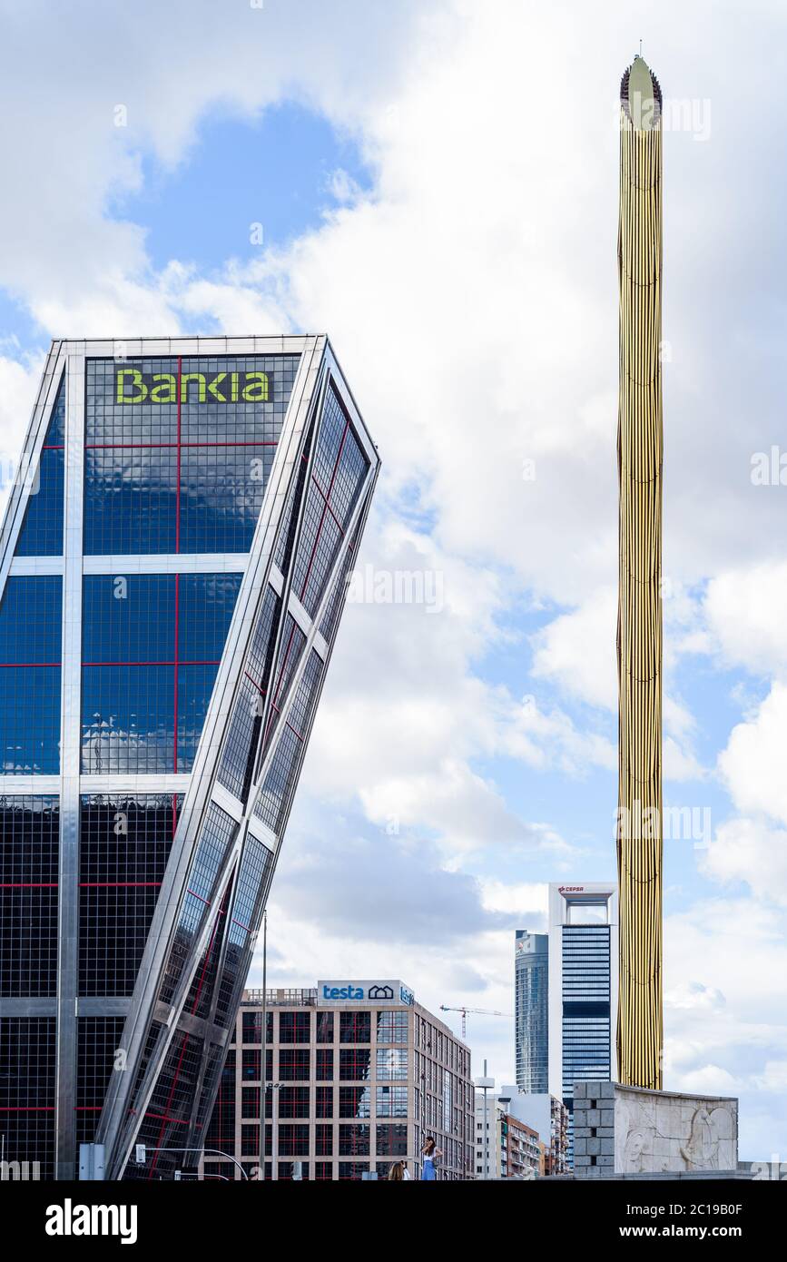 Madrid, Spanien - 12. Juni 2020: Caja Madrid Obelisk und Calvo Sotelo Denkmal auf dem Plaza Castilla Platz gegen KIO Schiefen Türme Stockfoto