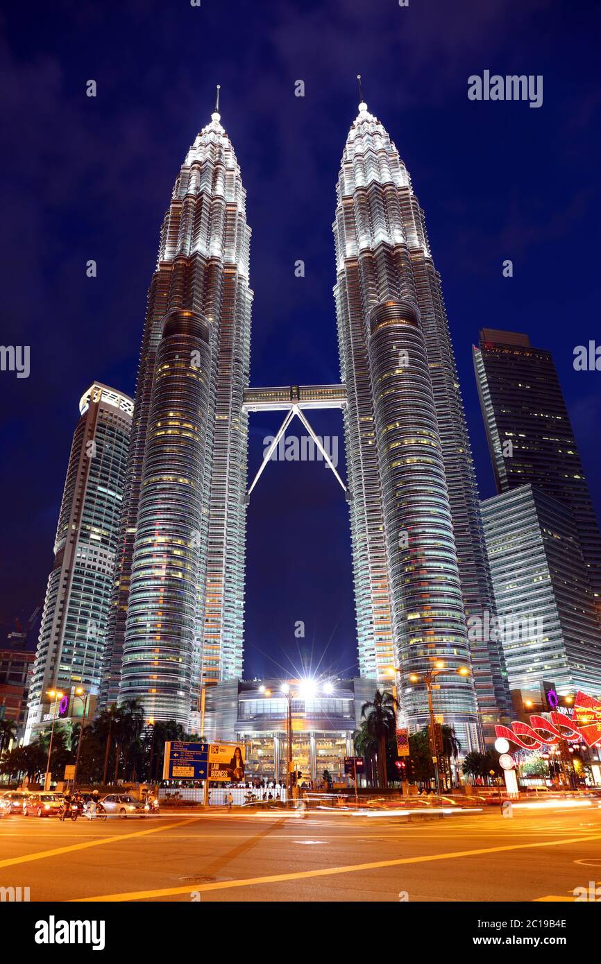 Petronas Twin Towers bei Nacht in Kuala Lumpur Stockfoto
