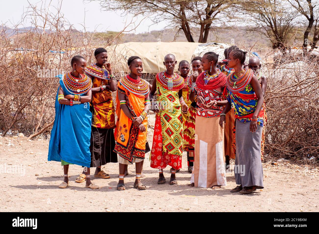 Maasai Frauen in traditioneller Kleidung, Mitglieder des Stammes der Samburu, in einem Samburu Dorf, im Samburu National Reserve. Kenia. Afrika. Stockfoto