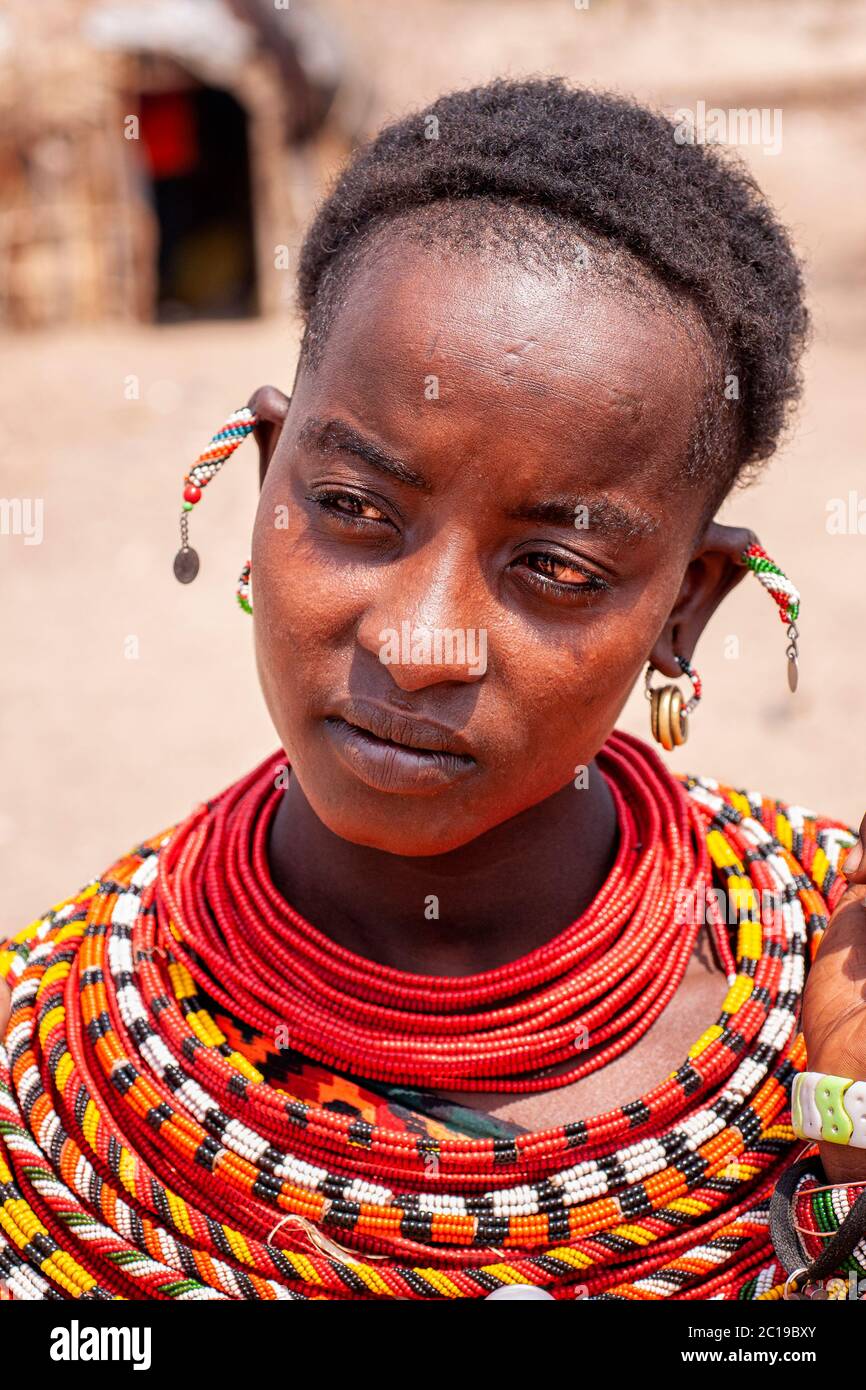 Nahaufnahme eines weiblichen Geschlechtes, das traditionelle Kleidung trägt, Mitglied des Stammes der Samburu, in einem Samburu Dorf. Samburu National Reserve. Kenia. Afrika. Stockfoto