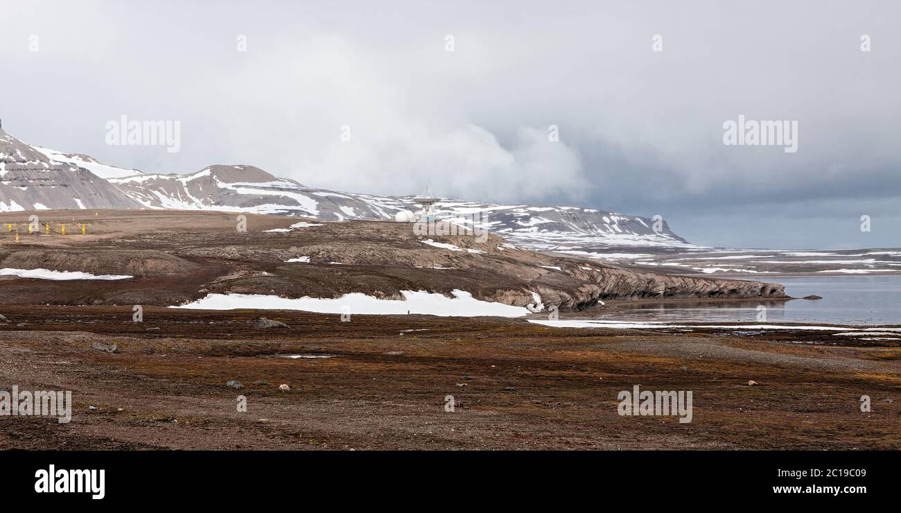 Berglandschaft und Satellitenschüssel in Ny Alesund, Svalbard Inseln Stockfoto