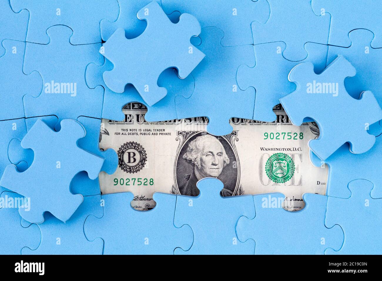USD-Banknote unter Puzzle versteckt Stockfoto