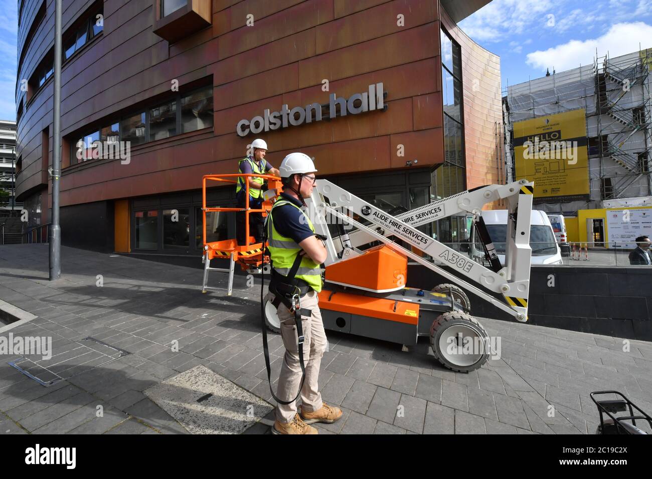 Auftragnehmer außerhalb Bristol Musikort Colston Hall für die Entfernung des Namens des 17. Jahrhunderts Kaufmann Edward Colston aus seiner Beschilderung nach einem Streit über seine Beteiligung an der Sklavenhandel. Der Veranstaltungsort sagte, der Umzug sei "nur ein Schritt auf unserem Weg zur Bekanntgabe eines neuen Namens für den Veranstaltungsort im Herbst 2020". Stockfoto