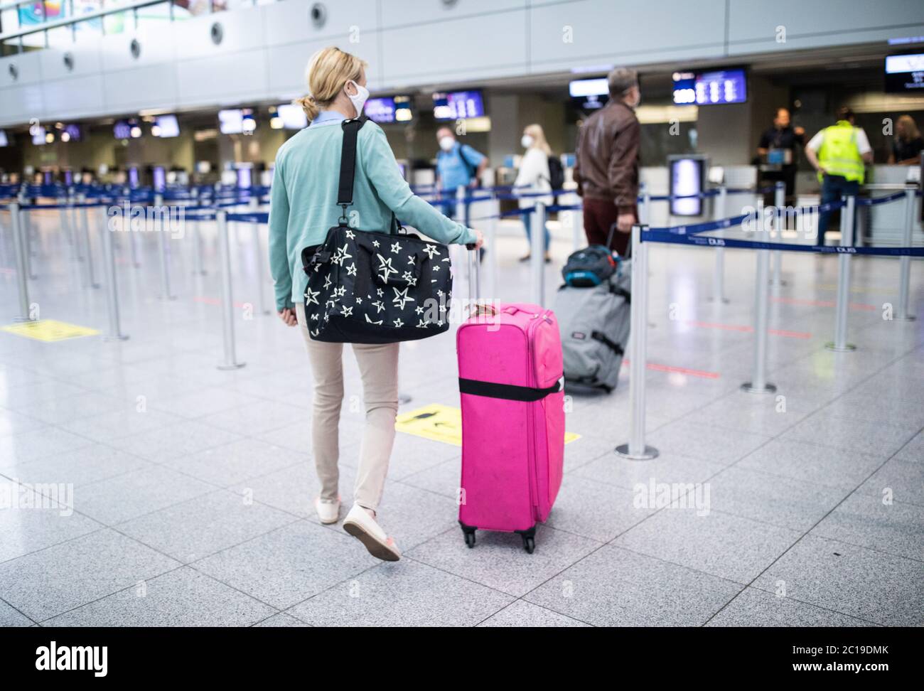 Düsseldorf, Deutschland. Juni 2020. Reisende auf Mallorca gehen an einen  Check-in-Schalter am Flughafen Düsseldorf. Nachdem die Reisewarnung für 27  europäische Länder in der Nacht auf Montag (15.06.2020) aufgehoben wurde,  ist heute Morgen