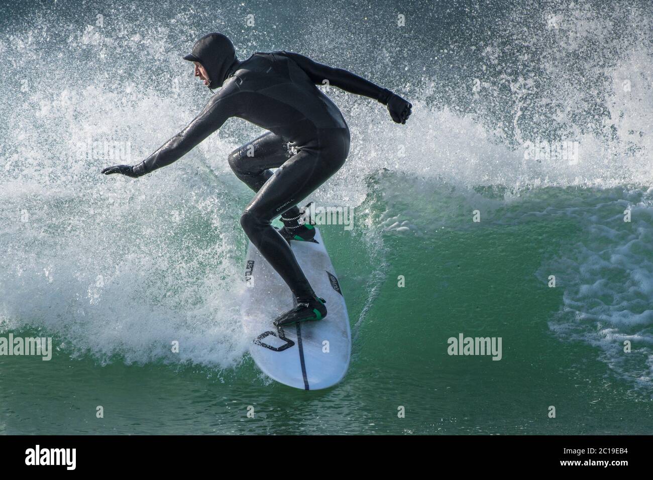 Surfen auf den Fistral in Newquay in Cornwall. Stockfoto