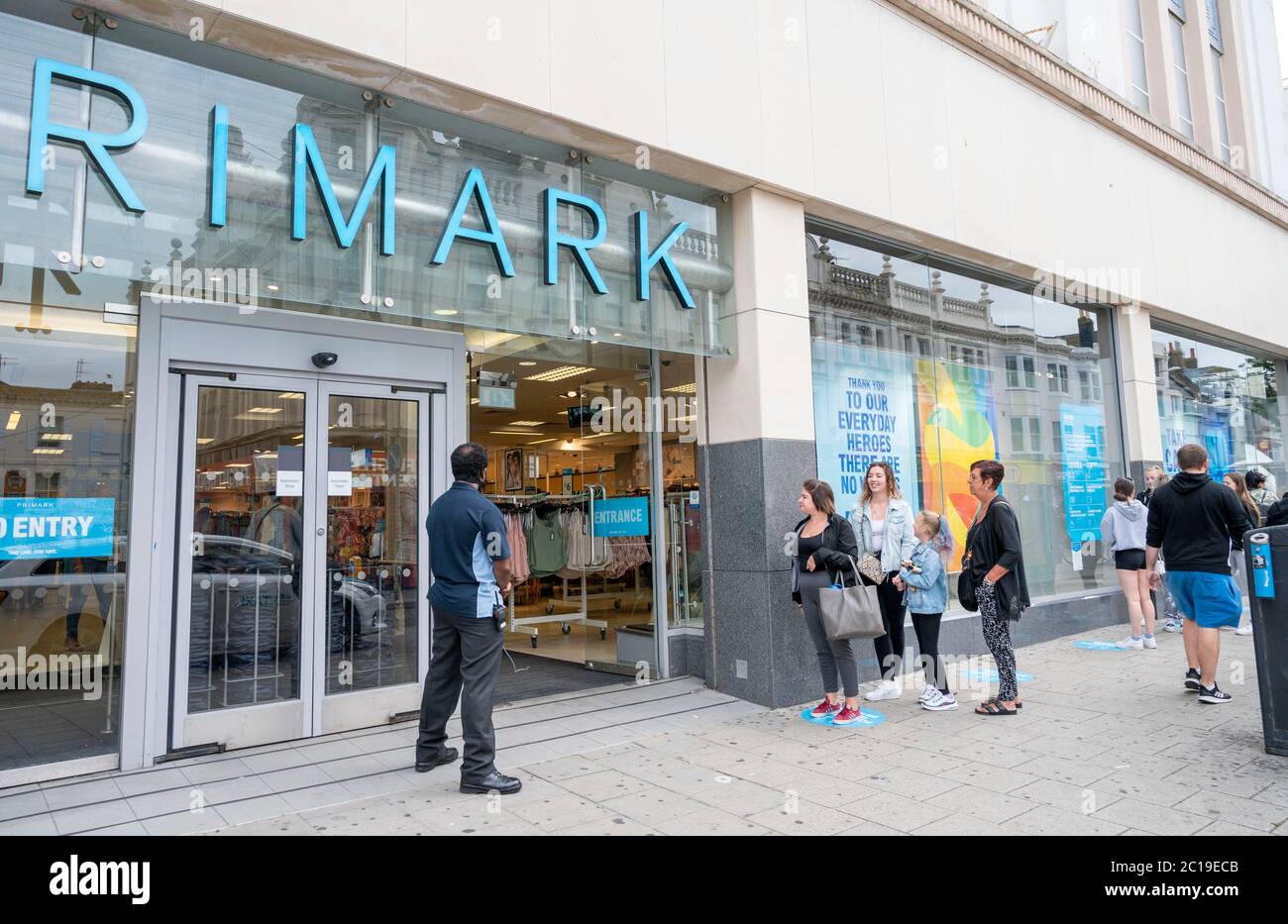 Brighton UK 15. Juni 2020 - riesige Schlangen von Käufern warten heute früh auf den Besuch im Primark-Laden in der Western Road Brighton, da die nicht unbedingt notwendigen Geschäfte heute in England wieder eröffnet werden, nachdem die Sperrbeschränkungen während der Coronavirus-Pandemiekrise COVID-19 weiter gelockert wurden: Credit Simon Dack / Alamy Live News Stockfoto