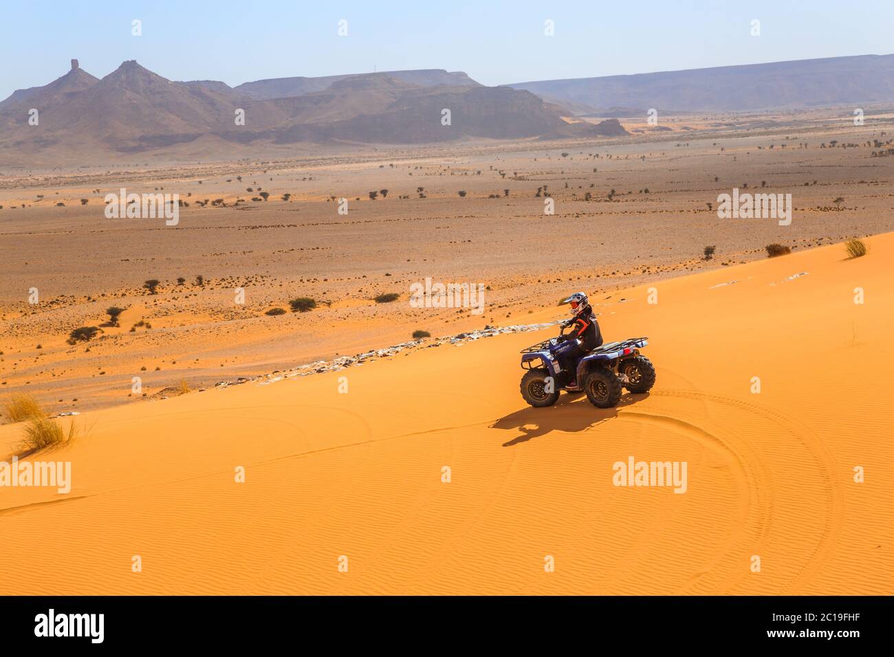 Merzouga, Marokko - 26. Februar 2016: Mann auf dem Buggy in der Wüste. Stockfoto