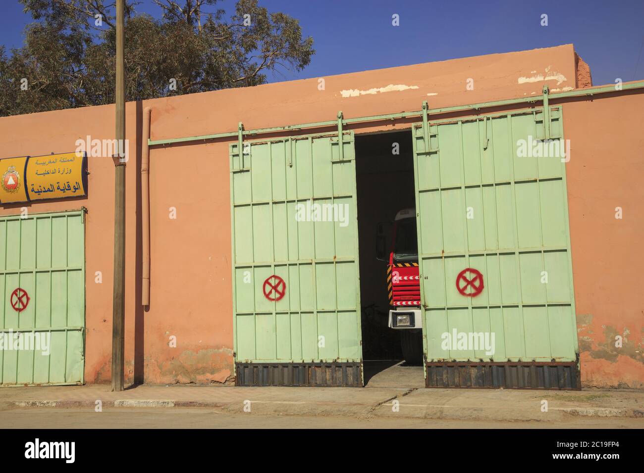 Tinghir, Marokko - 27. Februar 2016: Feuerwehr-Garagentor öffnet Stockfoto