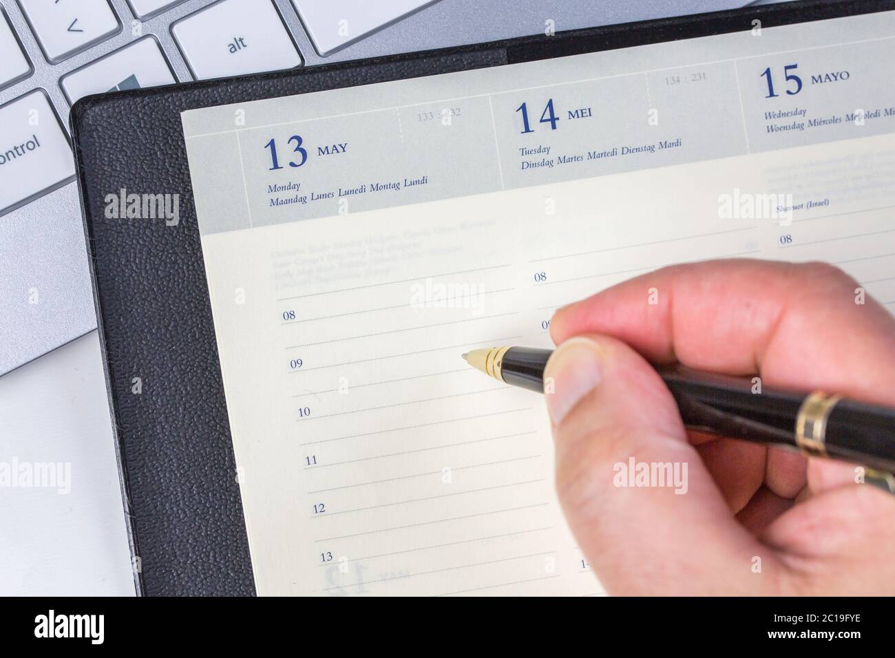 Menschliche Hand schreiben tägliche Arbeit in Tagebuch Stockfoto