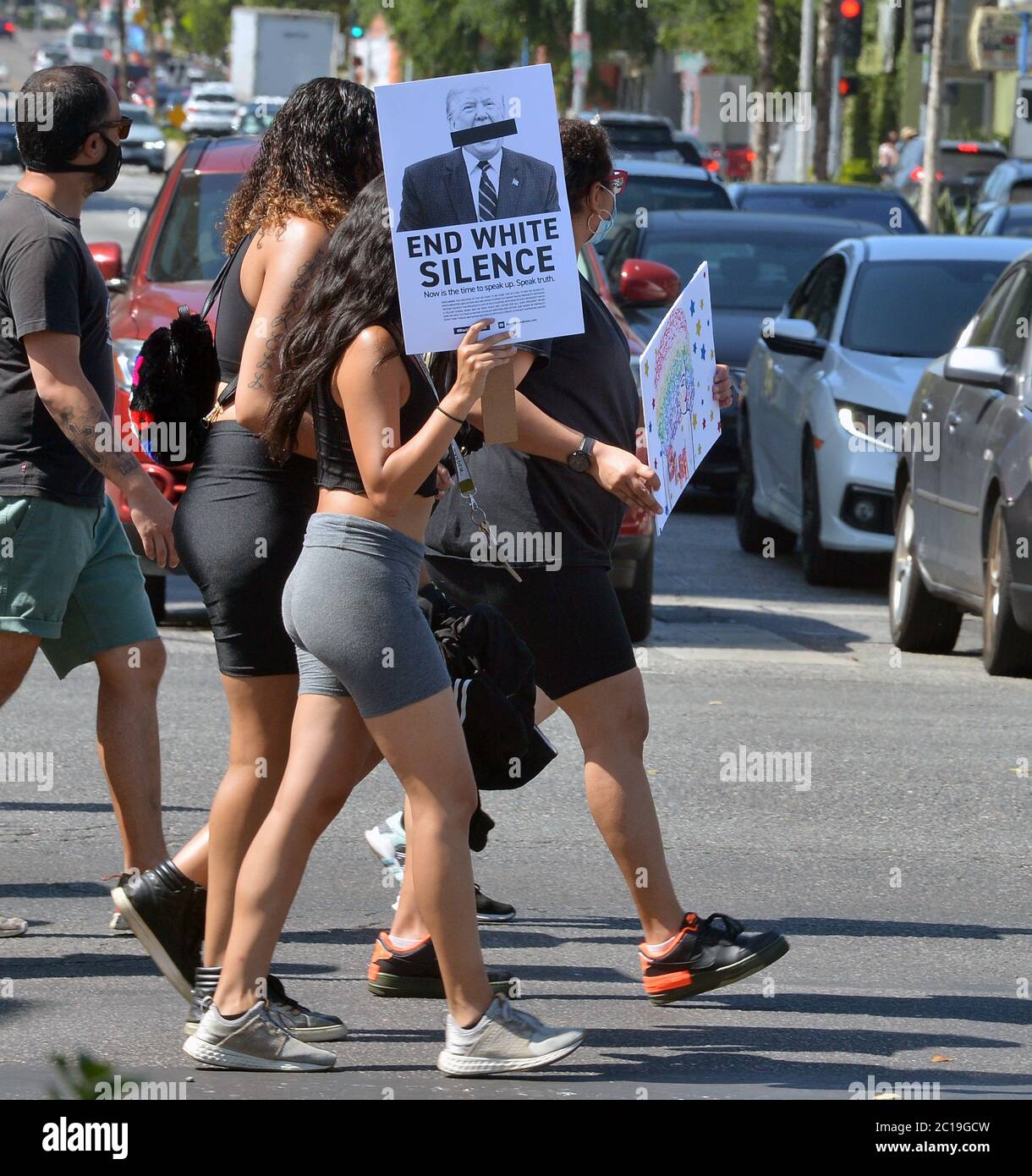 Los Angeles, Usa. Juni 2020. Die Demonstranten von 'All Black Lives Matter' laufen entlang des Santa Monica Blvd., nachdem sie nach West Hollywood marschiert sind, um von Hollywood aus rassistische Ungerechtigkeit zu verurteilen und die LGBTQ-Rechte zu unterstützen, da die Proteste am Sonntag, dem 14. Juni 2020, landesweit fortgesetzt wurden. Am Sonntag, dem Flag Day, kamen schätzungsweise 20,000 Menschen zu einem solidaritätsmarsch gegen Rassismus von Hollywood nach West Hollywood, wo die Stadt ursprünglich die LA Pride Parade ausstellte, bevor sie wegen des Coronavirus abgesagt wurde. Foto von Jim Ruymen/UPI Kredit: UPI/Alamy Live Nachrichten Stockfoto