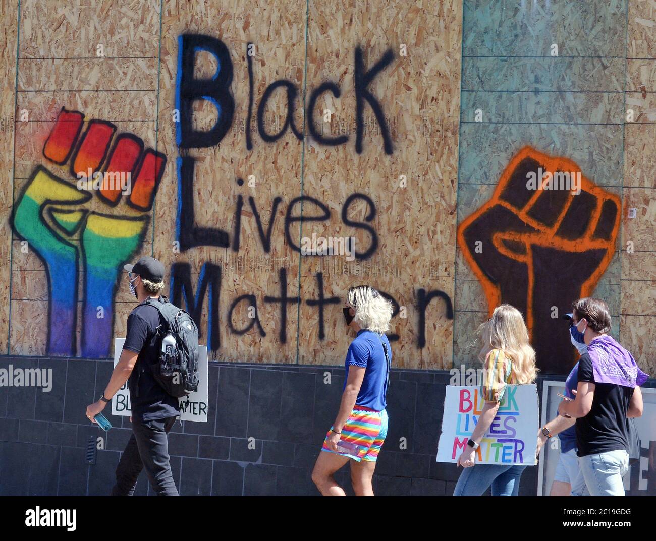 Los Angeles, Usa. Juni 2020. Die Demonstranten von 'All Black Lives Matter' laufen entlang des Santa Monica Blvd., nachdem sie nach West Hollywood marschiert sind, um von Hollywood aus rassistische Ungerechtigkeit zu verurteilen und die LGBTQ-Rechte zu unterstützen, da die Proteste am Sonntag, dem 14. Juni 2020, landesweit fortgesetzt wurden. Am Sonntag, dem Flag Day, kamen schätzungsweise 20,000 Menschen zu einem solidaritätsmarsch gegen Rassismus von Hollywood nach West Hollywood, wo die Stadt ursprünglich die LA Pride Parade ausstellte, bevor sie wegen des Coronavirus abgesagt wurde. Foto von Jim Ruymen/UPI Kredit: UPI/Alamy Live Nachrichten Stockfoto