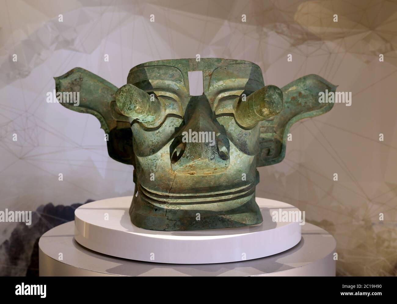 Maske mit hervorstehenden Augen. Bronzearbeit, Shang Periode (1600-1046 v. Chr.). Sanxingdui-Standort, Sanxingdui Museum, Guanghan, Sichuan, China Stockfoto