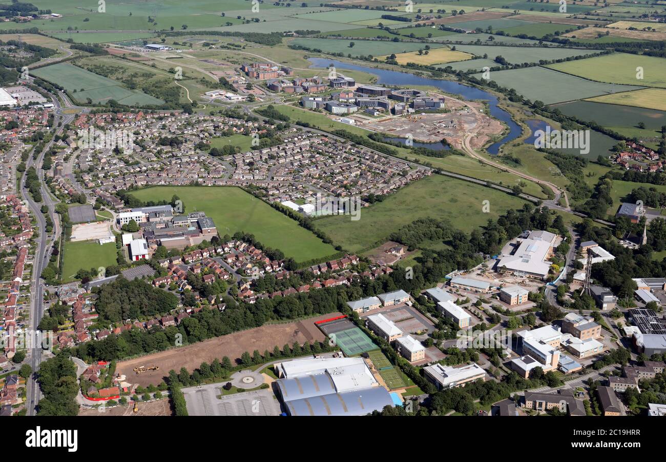 Luftaufnahme der University of York & York Science Park mit der neuen University of York, Campus Ost im Hintergrund Stockfoto