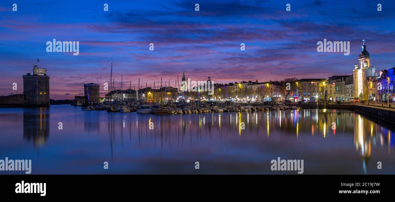 La Rochelle - Hafen bei Nacht mit schönem Sonnenuntergang Stockfoto