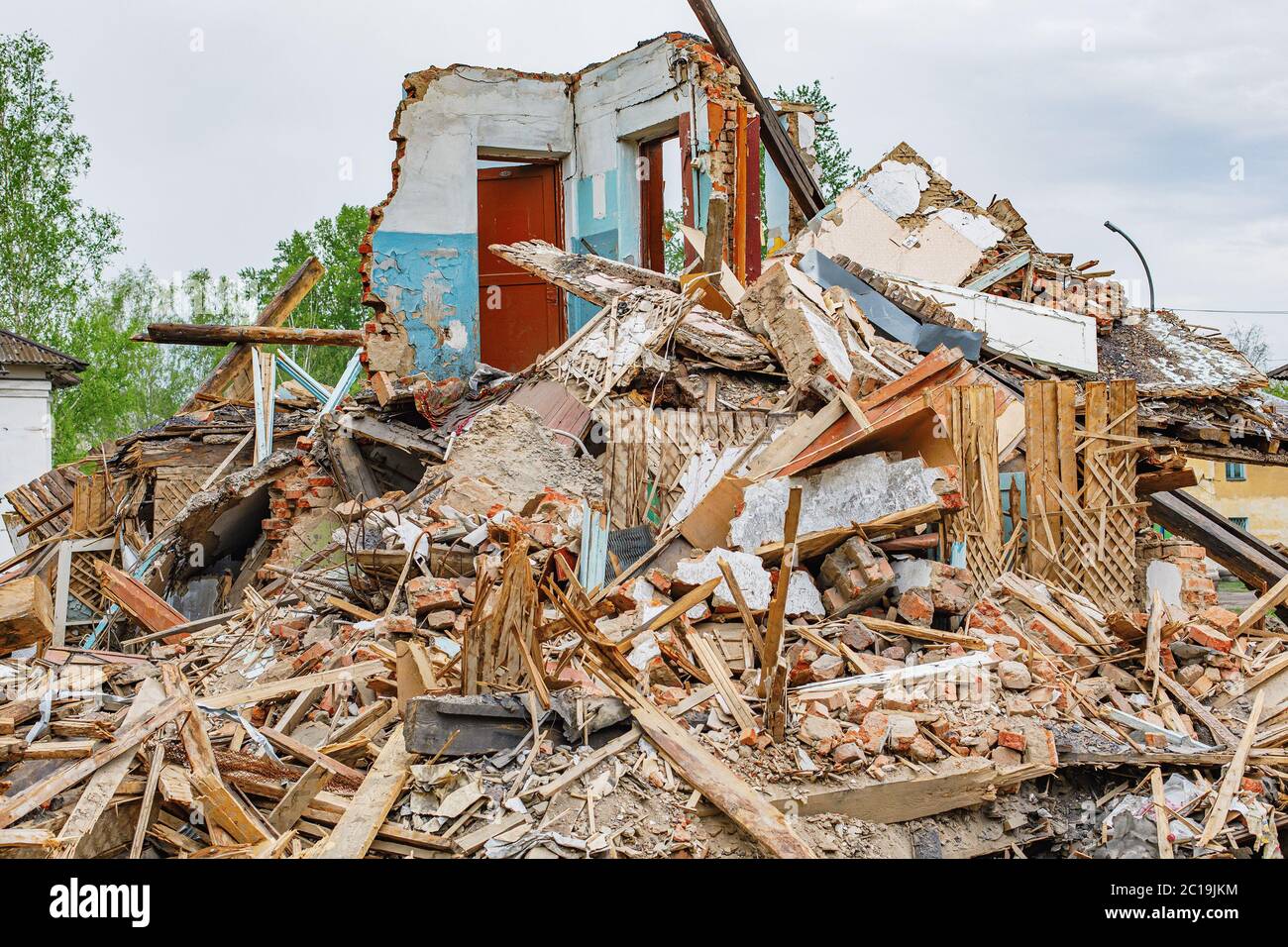 Trümmer des alten zerstörten Hauses. Stapel von Baufragmenten in Ruinen Stockfoto