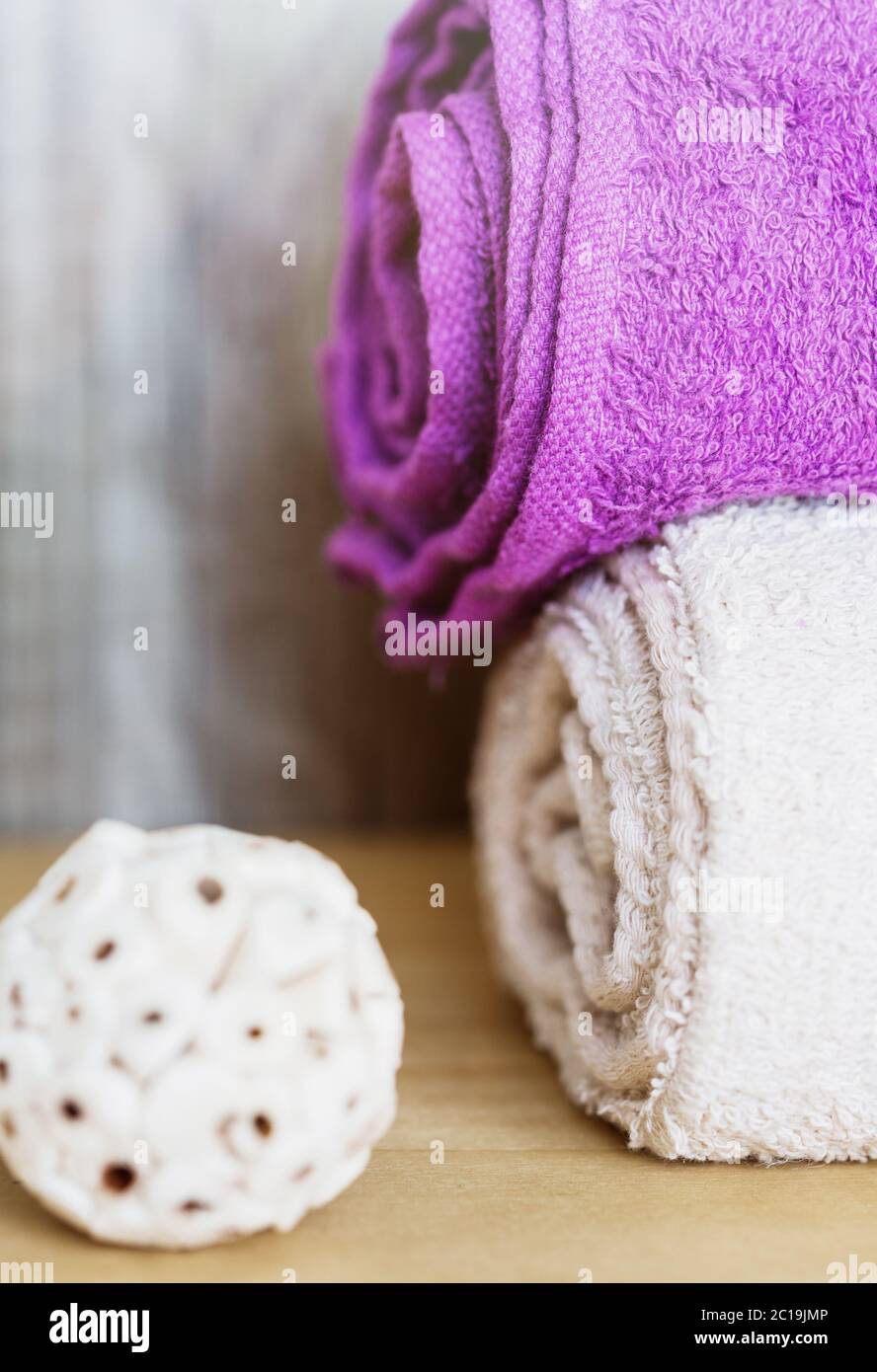 Handtücher mit Dekorationen. Beauty Spa Gesundheits- und Wellness-Konzept. Stockfoto