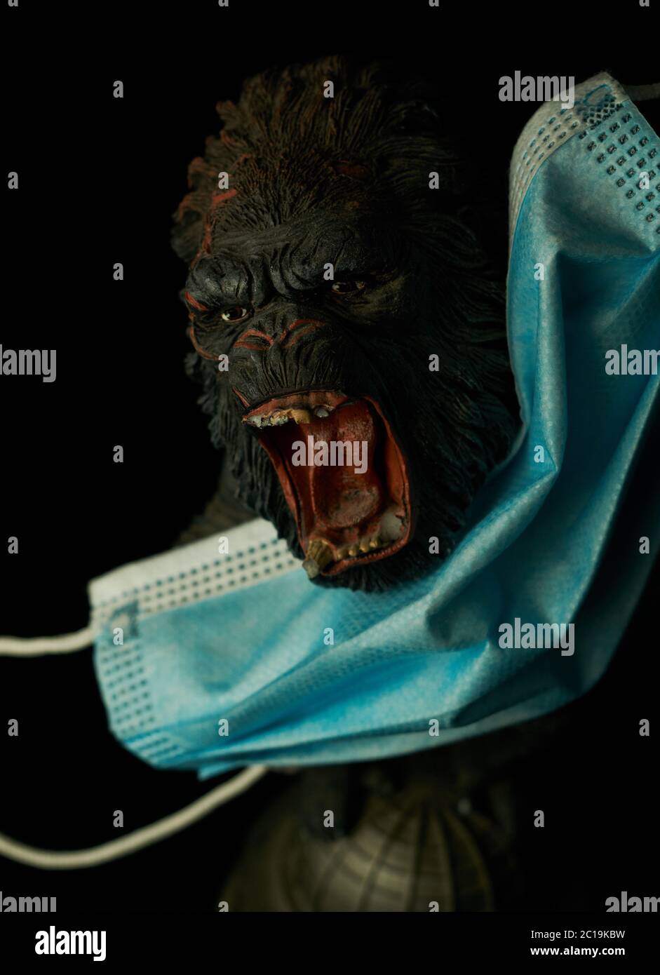 USA gegen Coronavirus. King Kong mit einer medizinischen Maske. Stockfoto
