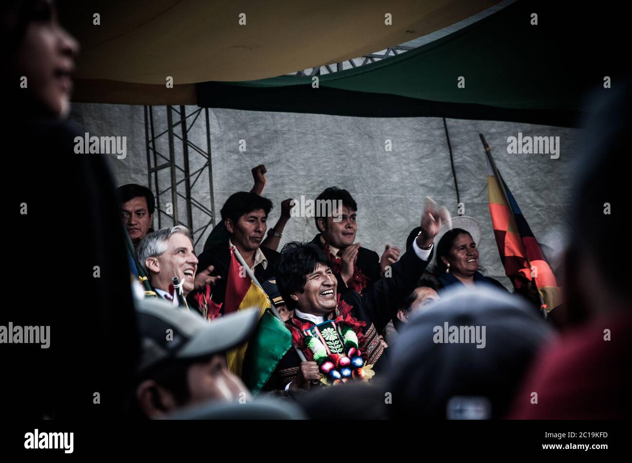 BOLIVIEN - JAN 2012: Präsident Evo Morales feiert das zweite Jahr der Gründung des Plurinational State of Bolivia zusammen mit seinen Parteiverbündeten Stockfoto