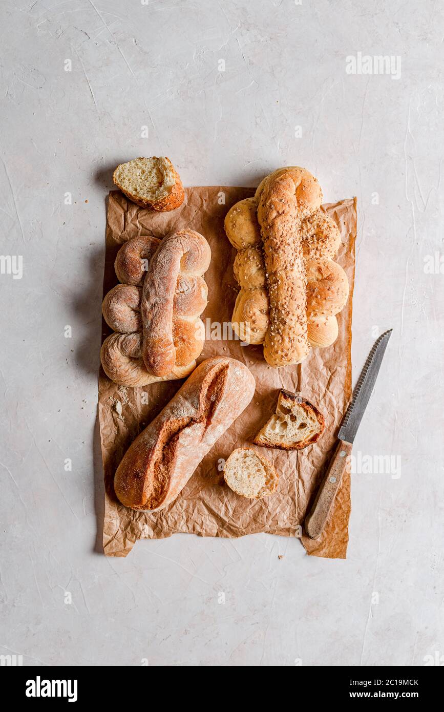 Draufsicht auf verschiedene Brotsorten auf zartem Hintergrund Stockfoto