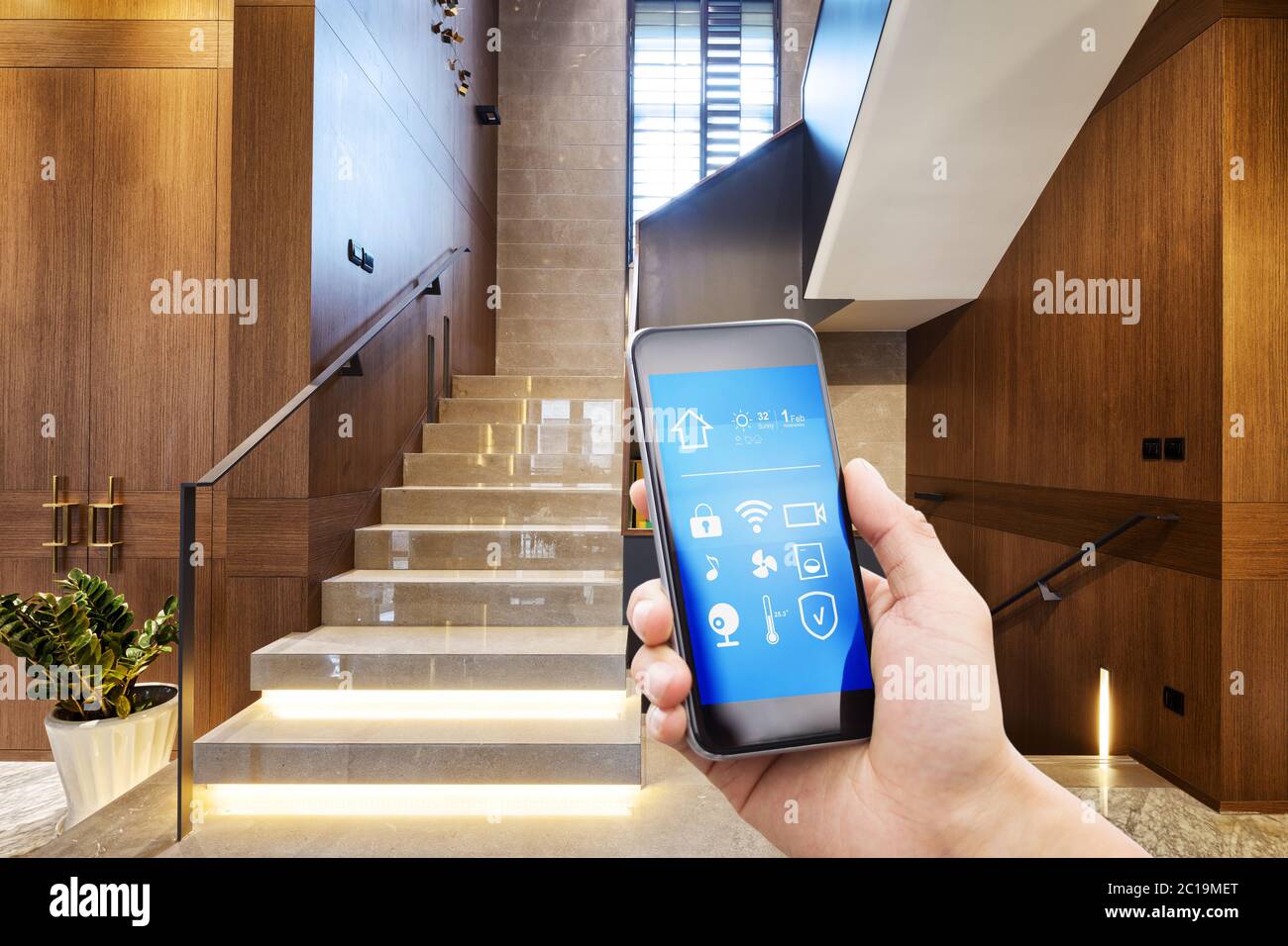 Smart Phone mit smart home mit moderne Treppe Stockfoto