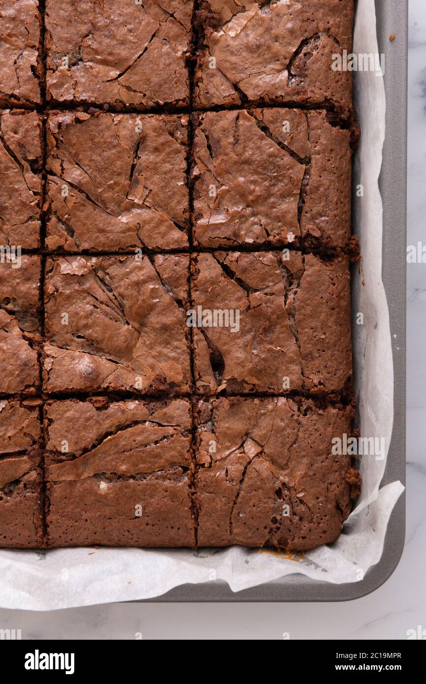 Köstlich aussehende Salzkaramell Schokolade Brownie in Backform Stockfoto