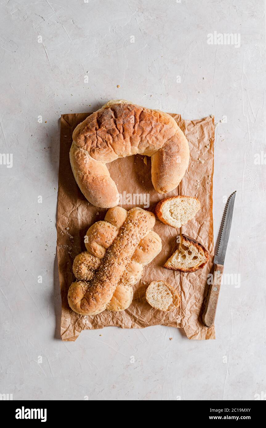 Draufsicht auf verschiedene Brotsorten auf zartem Hintergrund Stockfoto
