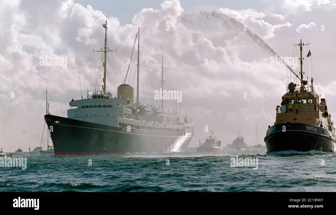 Samstag, 22. November 1997 die Yacht Ihrer Majestät Britannia kehrt nach Portsmouth zurück und fliegt ihren Wimpel zum letzten Mal ab, bevor sie am 11. Dezember 1997 in Portsmouth, Hampshire, England, UK stillgelegt wird Stockfoto