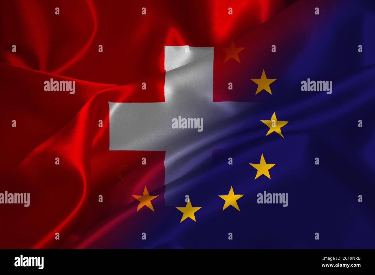EU-Flagge und Schweizer Flagge auf Satin-Struktur Stockfoto