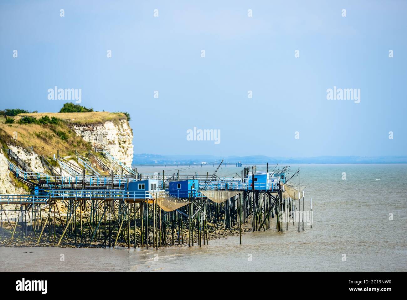 Fischerhütte auf einem Seebrücke mit einem Netz über dem Wasserstand im französischen Dorf Talmon Stockfoto