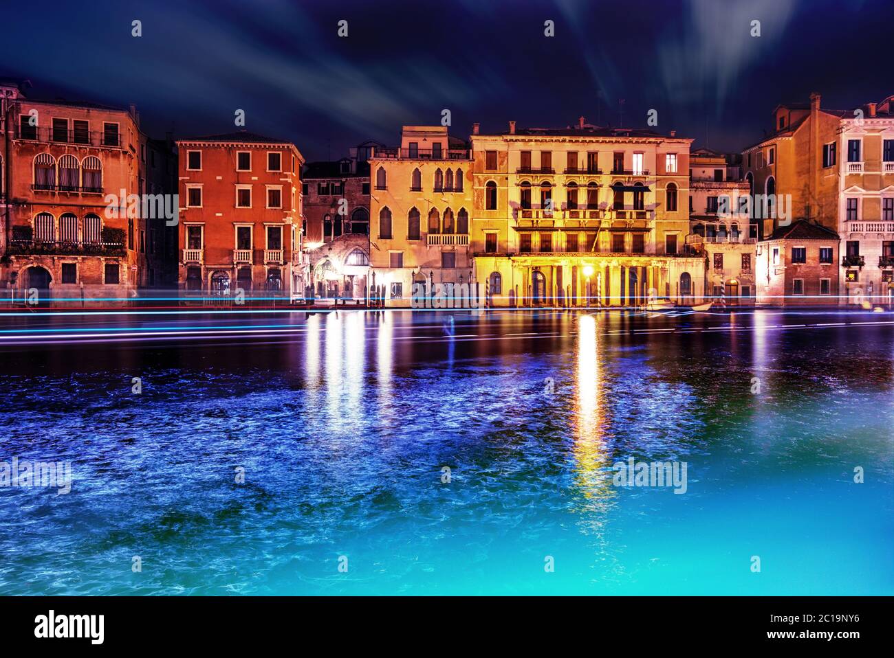 Grand Canal in Venedig bei Nacht mit Lichtern. Stockfoto