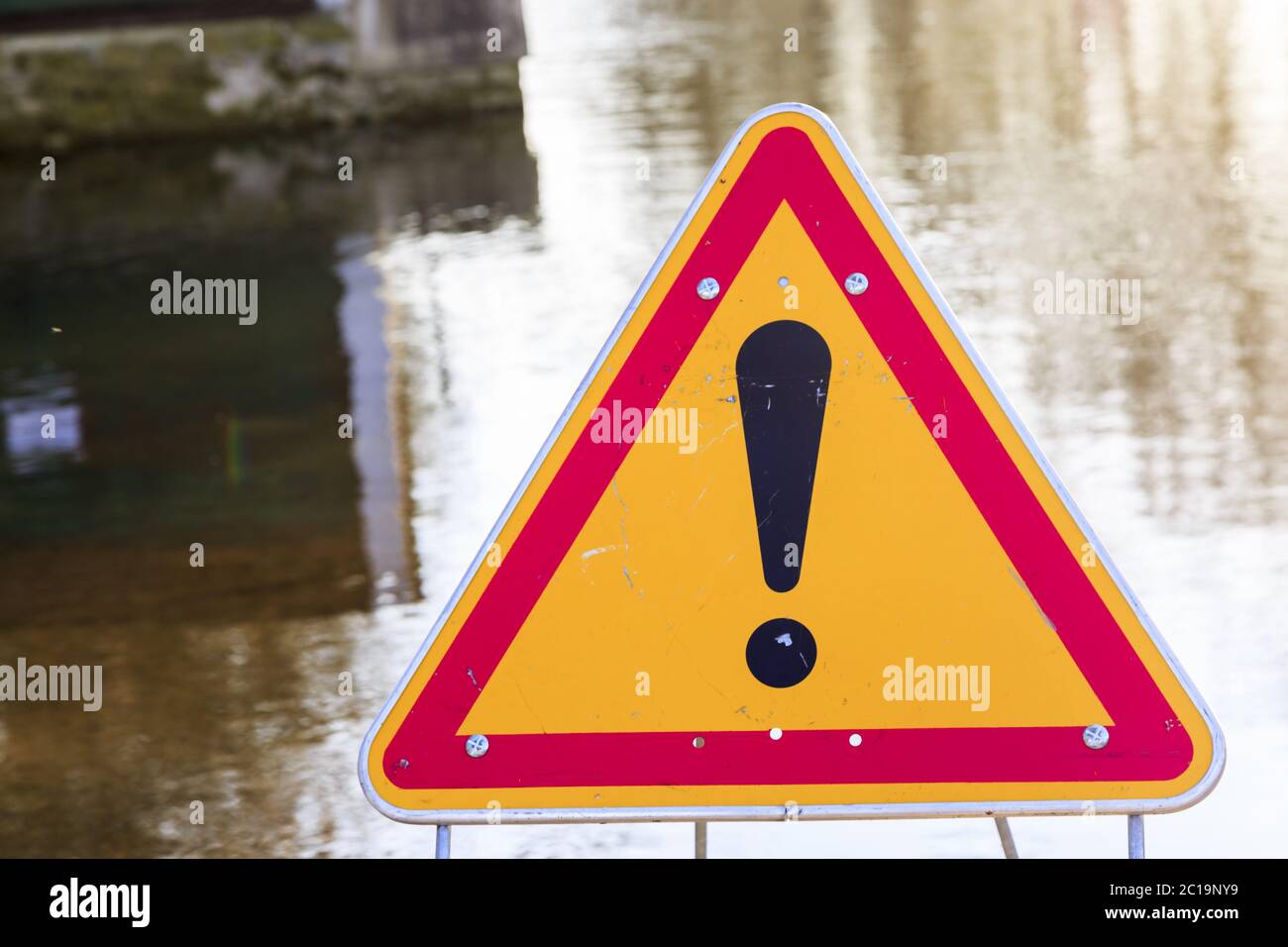 Warnzeichen der Gefahr vor einer überfluteten Straße Stockfoto