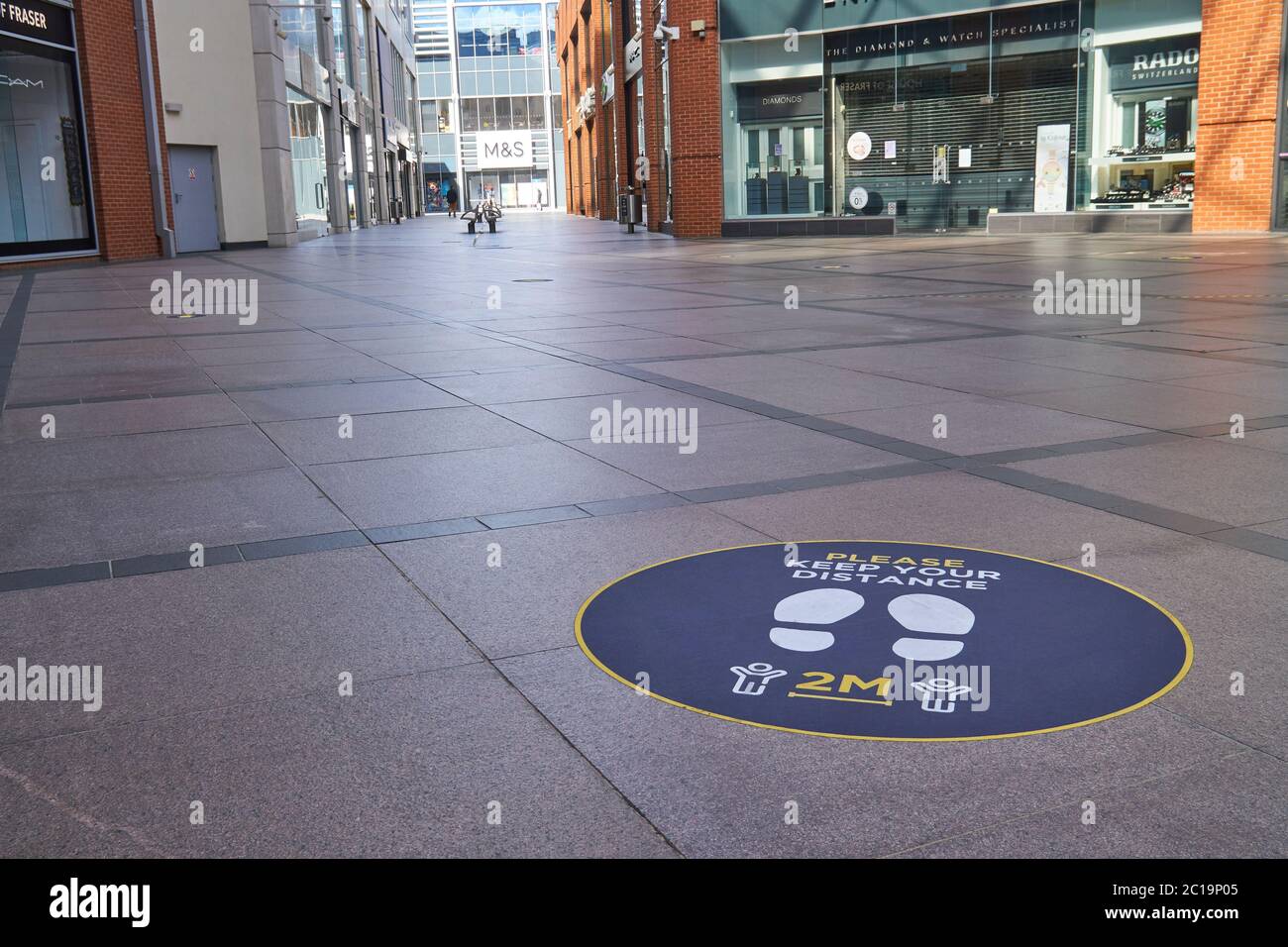 High Wycombe, England-Juni14,2020:2 Meter soziale Distanzschilder auf dem Boden in Einkaufszentrum in Bereitschaft für die Wiedereröffnung von Geschäften nach Covid19 Pandemie Stockfoto