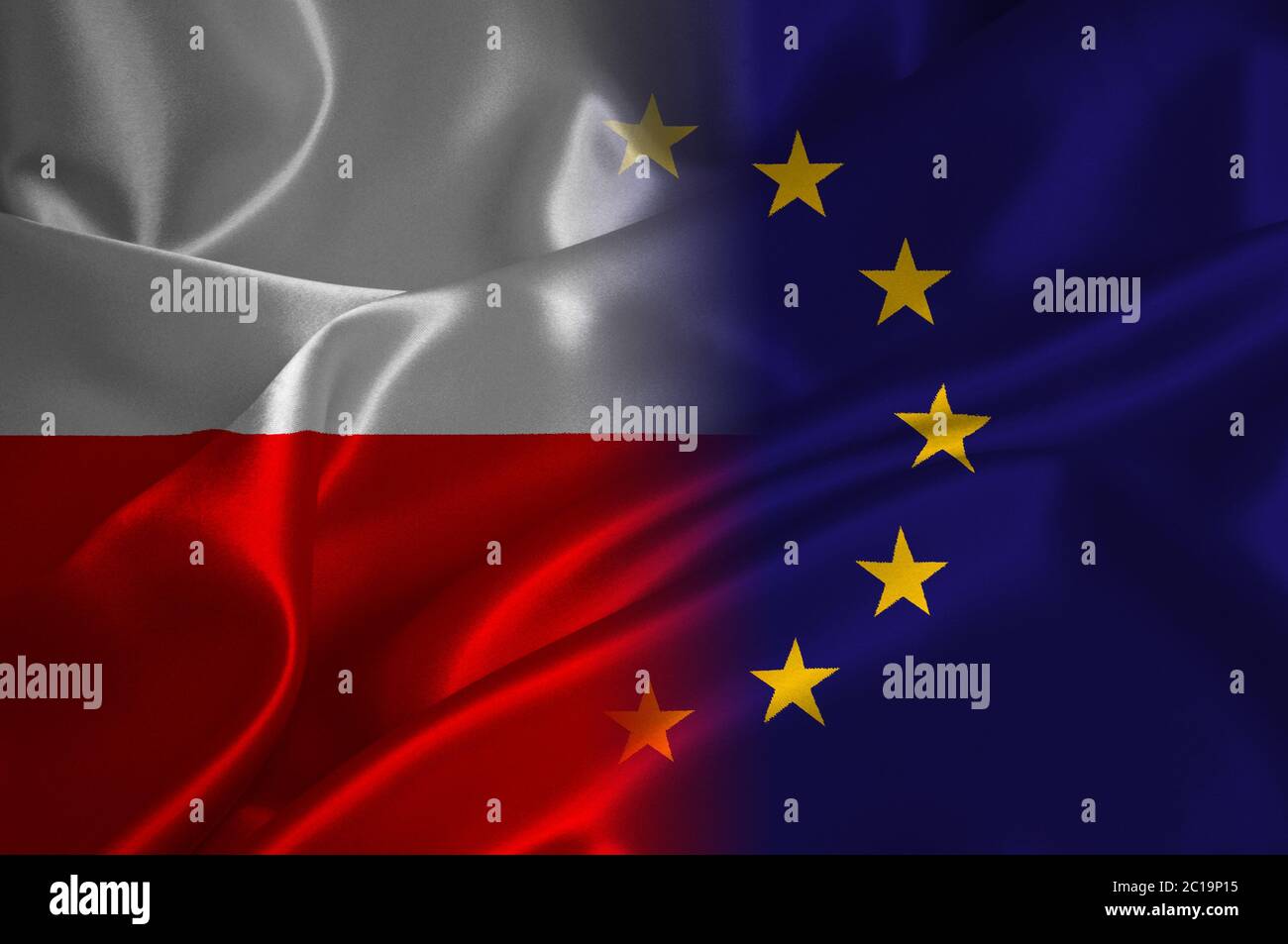 EU-Flagge und Polen-Flagge auf Satin-Struktur Stockfoto