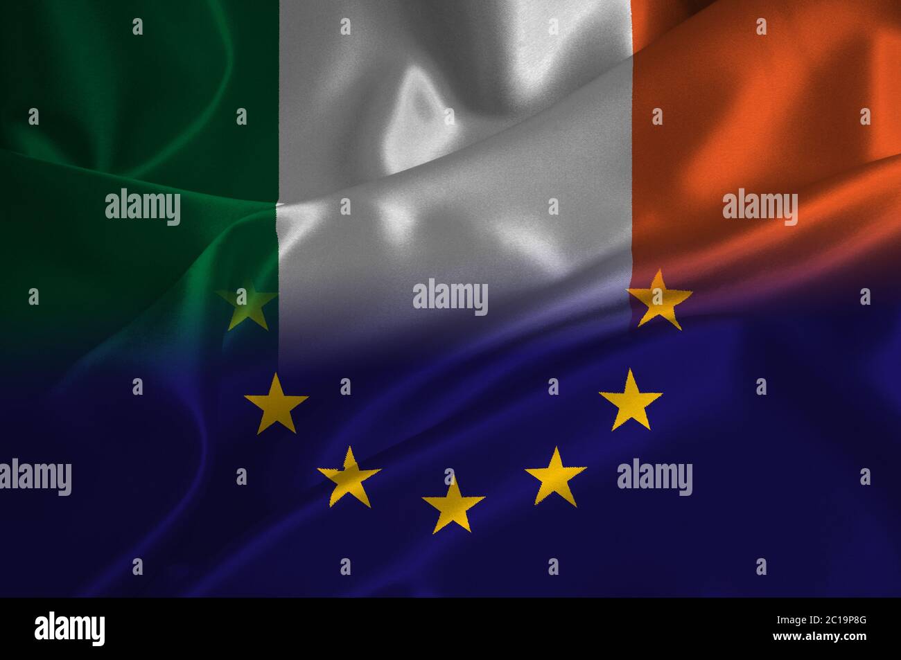 EU-Flagge und Irland-Flagge auf Satin-Struktur Stockfoto